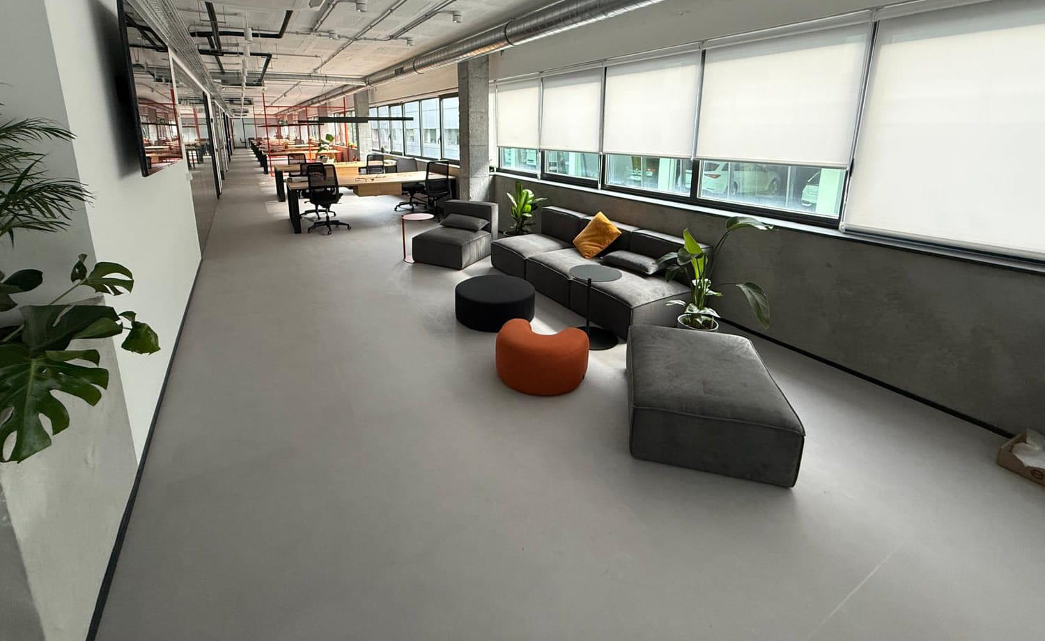 En Decoraciones Andoain podemos realizar los trabajos de reforma mientras tu equipo trabaja en la oficina de forma natural
